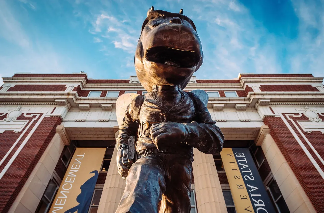 安波利亚州立大学的吉祥物，考基，在帕朗姆大厅前