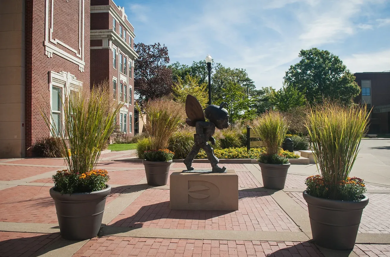 安波利亚州立大学吉祥物考基的铜像矗立在普拉姆大厅前