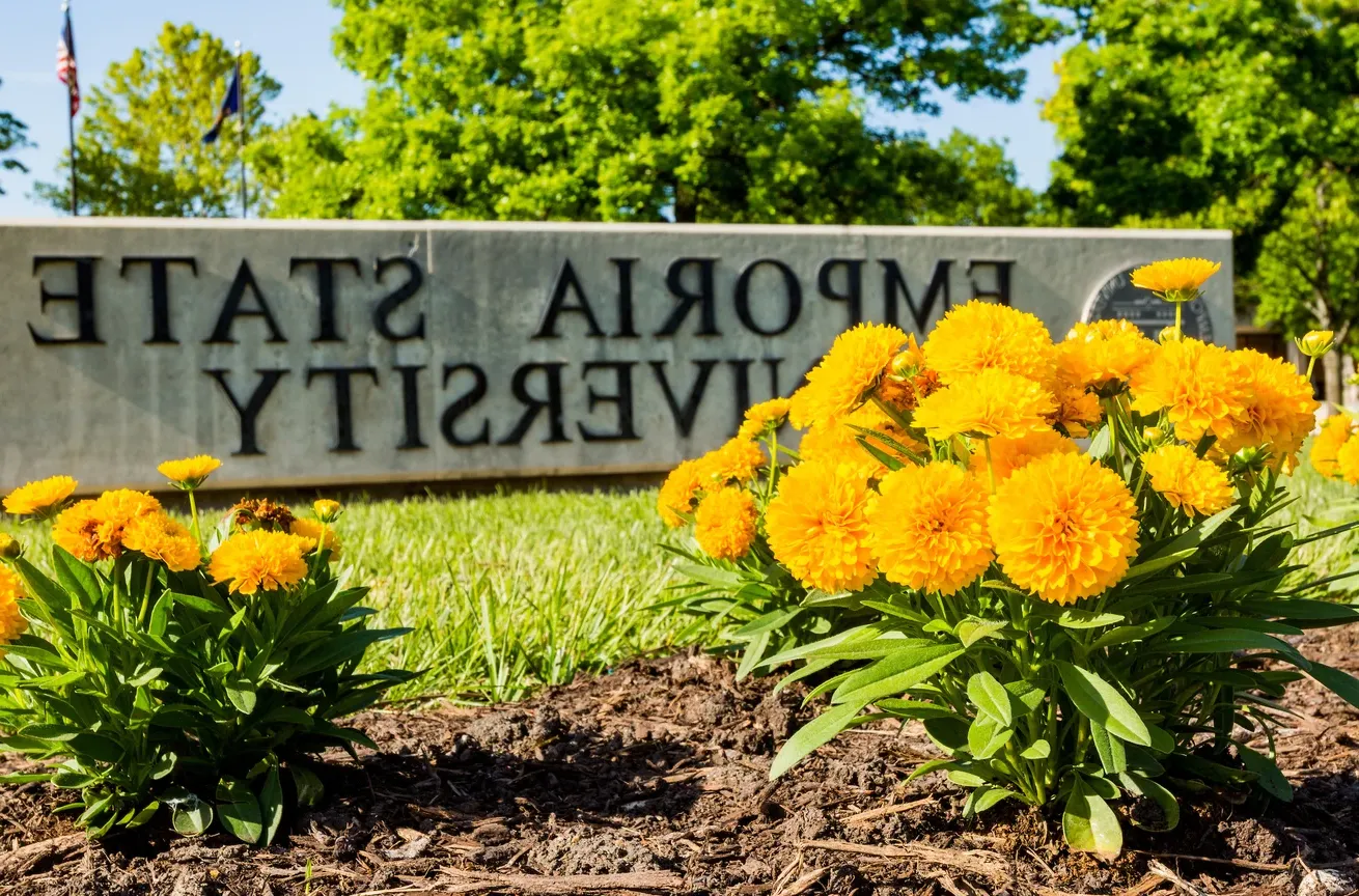 恩波里亚州立大学的标志两侧是鲜花