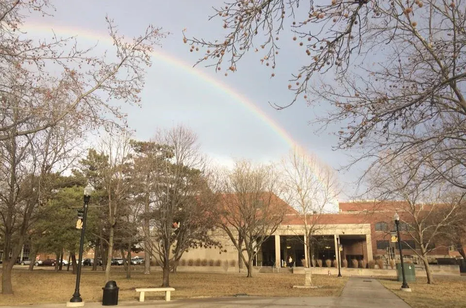 威廉艾伦怀特图书馆上空的彩虹