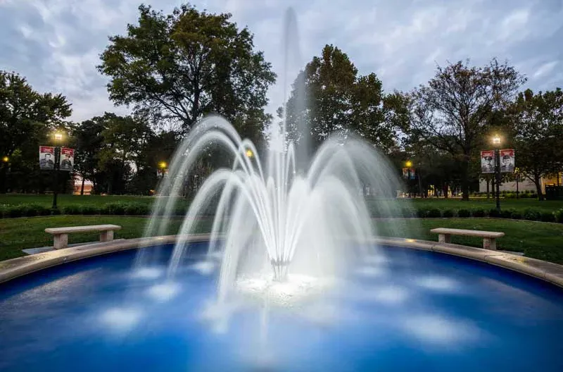 恩波里亚州立大学校园前的喷泉